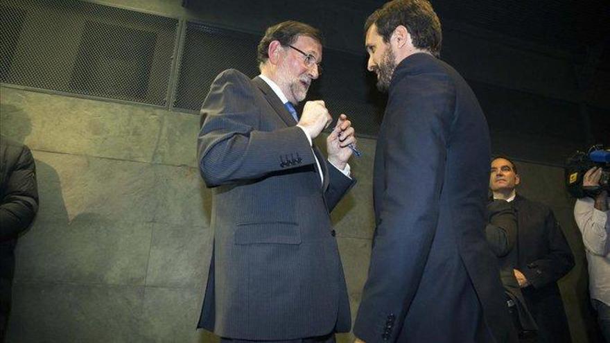 Rajoy pide al PP y al PSOE ir &quot;de la mano&quot; en temas como la unidad de España