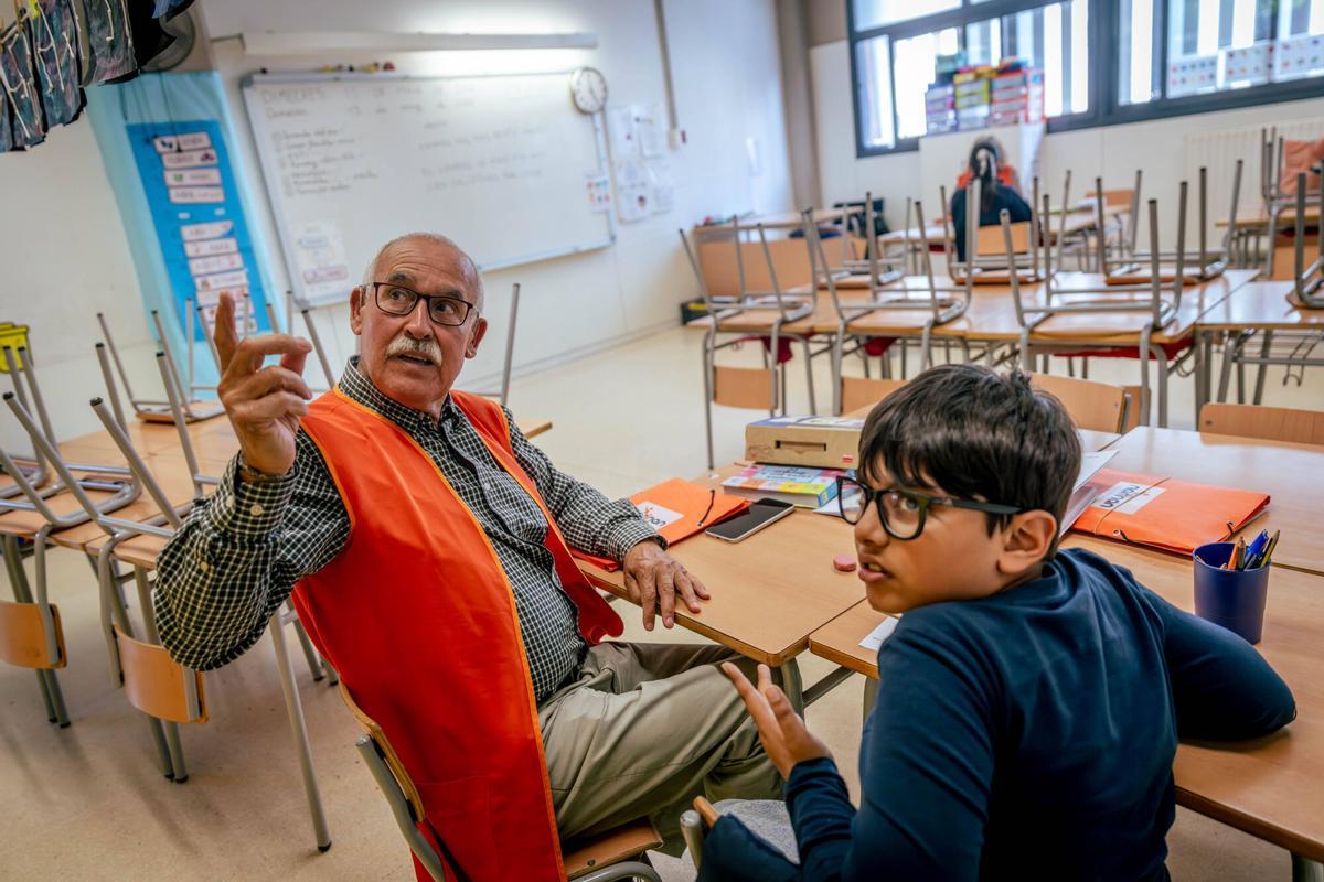 Barcelona 13/05/2026 Sociedad. Voluntariado sénior en la Escola Màrius Torres,donde se dan clases a niños y niñas vulnerables. - Francisco Javier Larrosa,durante una de sus clases voluntarias de lengua. AUTOR: JORDI OTIX