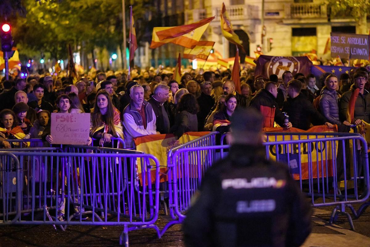 Novena noche consecutiva de protestas en Ferraz contra la ley de amnistía.