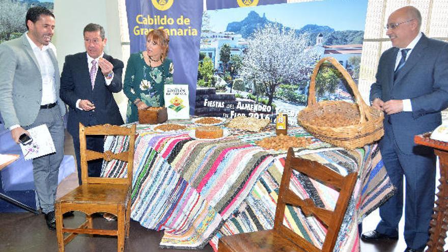 En el centro, el alcalde de Tejeda, Francisco Perera, con la consejera de Turismo del Cabildo, ayer.