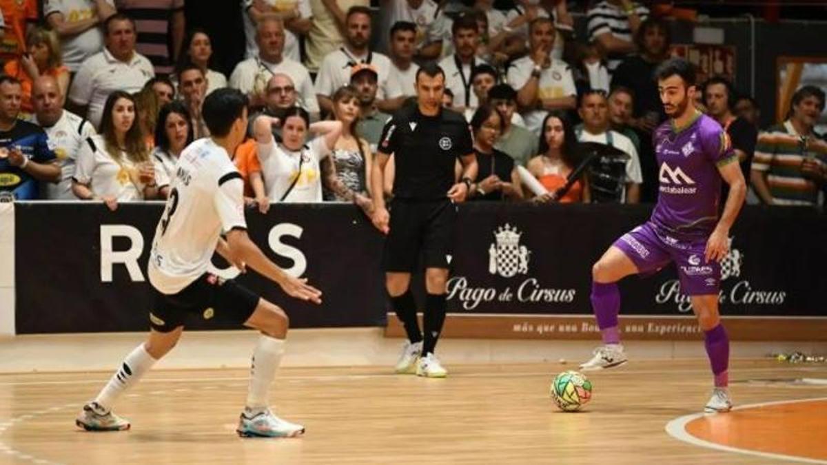 Moslem controla el balón en el partido investigado disputado en Tudela.
