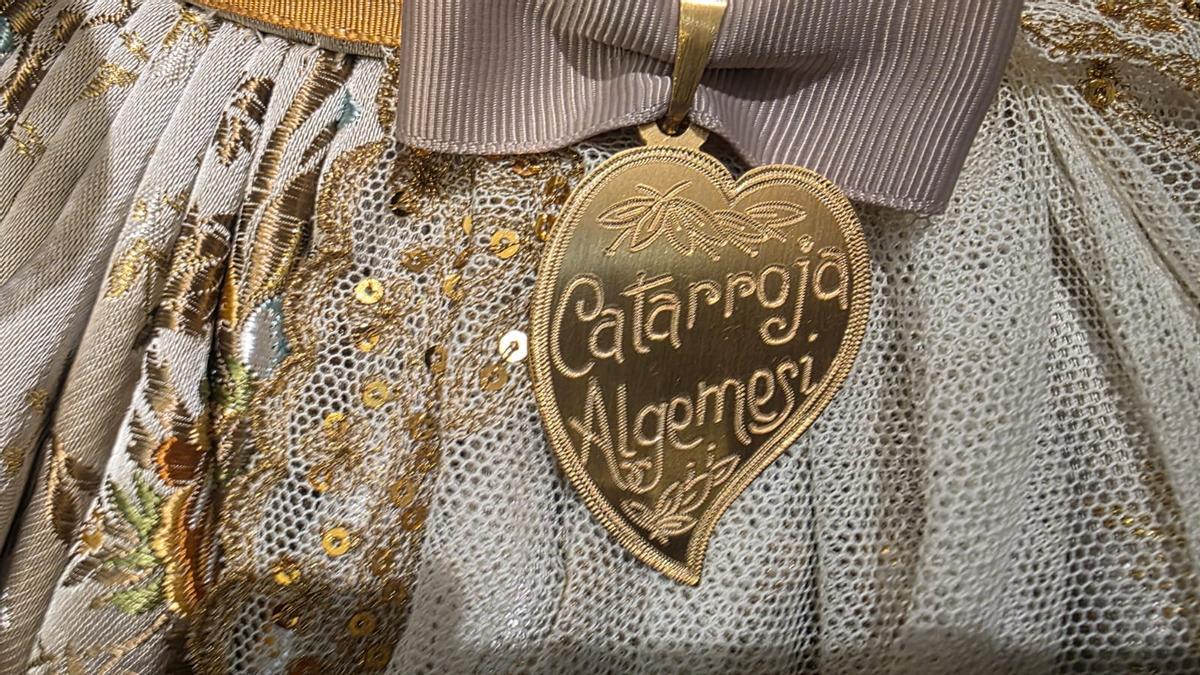 El corazón de una de las falleras, con dos de las poblaciones