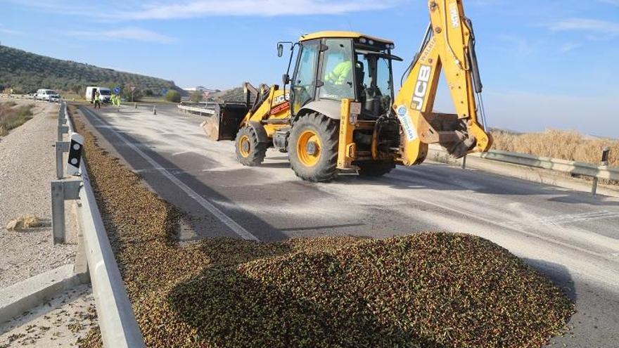 Un camión pierde parte de su carga de aceitunas en la A-45