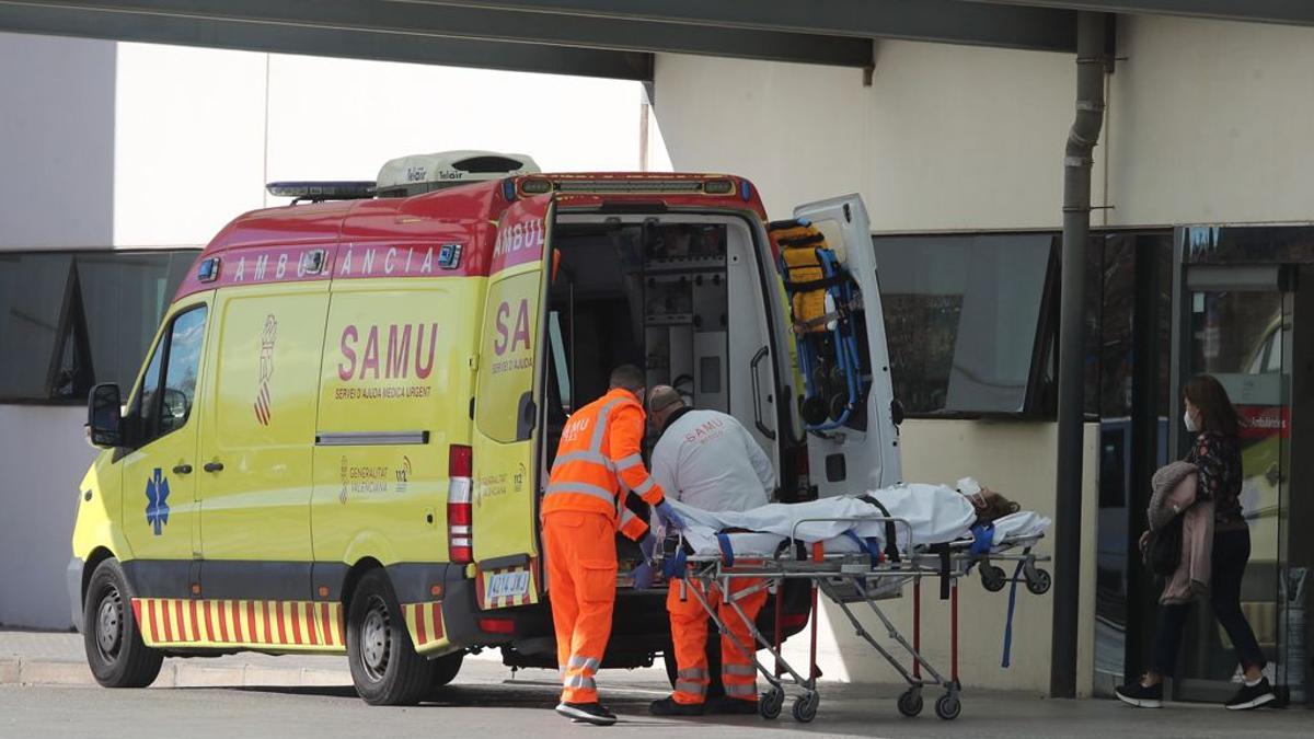 Sanitarios trasladan a una paciente a las Urgencias del Hospital La Fe.
