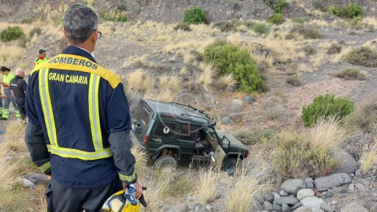 Los bomberos en el lugar donde apareció la persona fallecida.