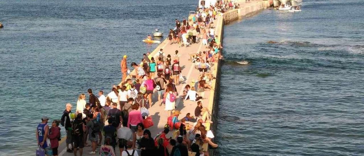 Visitantes en el muelle de la isla de Ons, en el Parque Nacional Illas Atlánticas. //