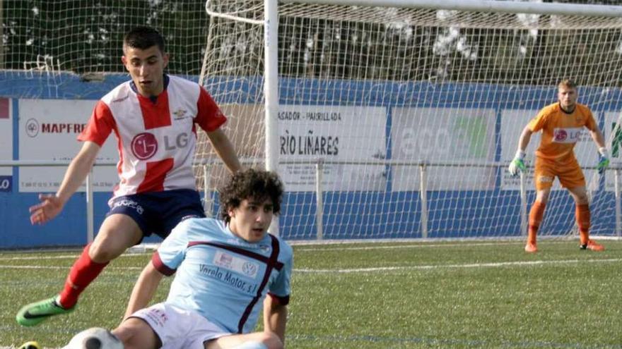 Iván presiona a un rival en la anterior eliminatoria con el Estudiantil. // Bernabé/Víctor Espino