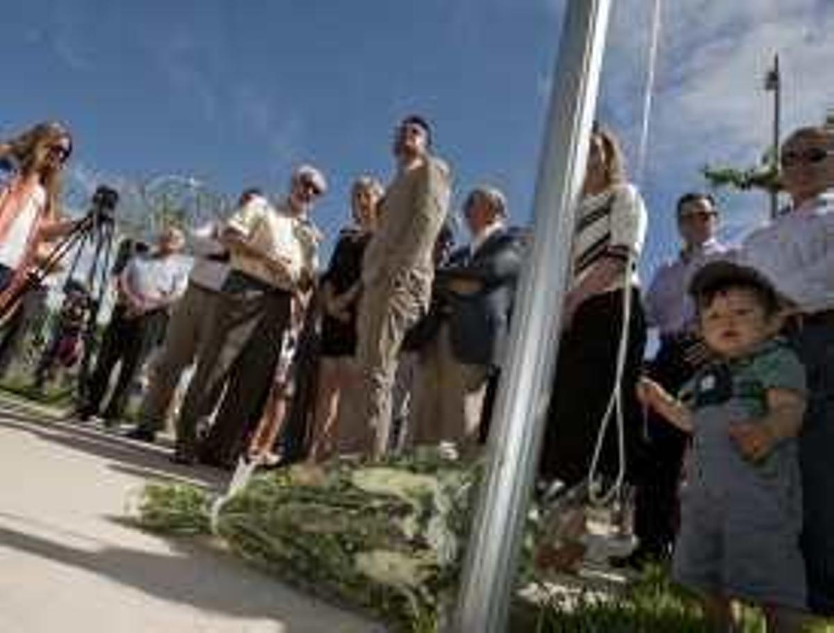 Descubren una placa alusiva al campo de concentración de Los Almendros