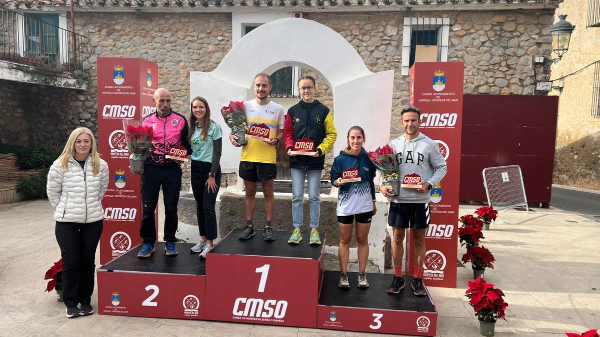 El podio del 12K con los primeros clasificados y sus trofeos en las diferentes categorías.