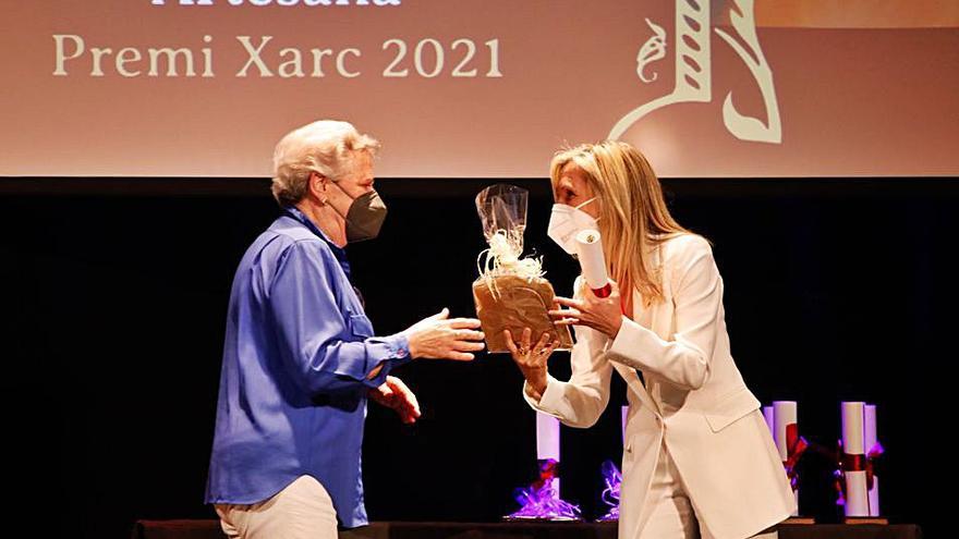 La artesana de Puig d’en Valls Núria Costa también recibió su distinción del Premi Xarc.