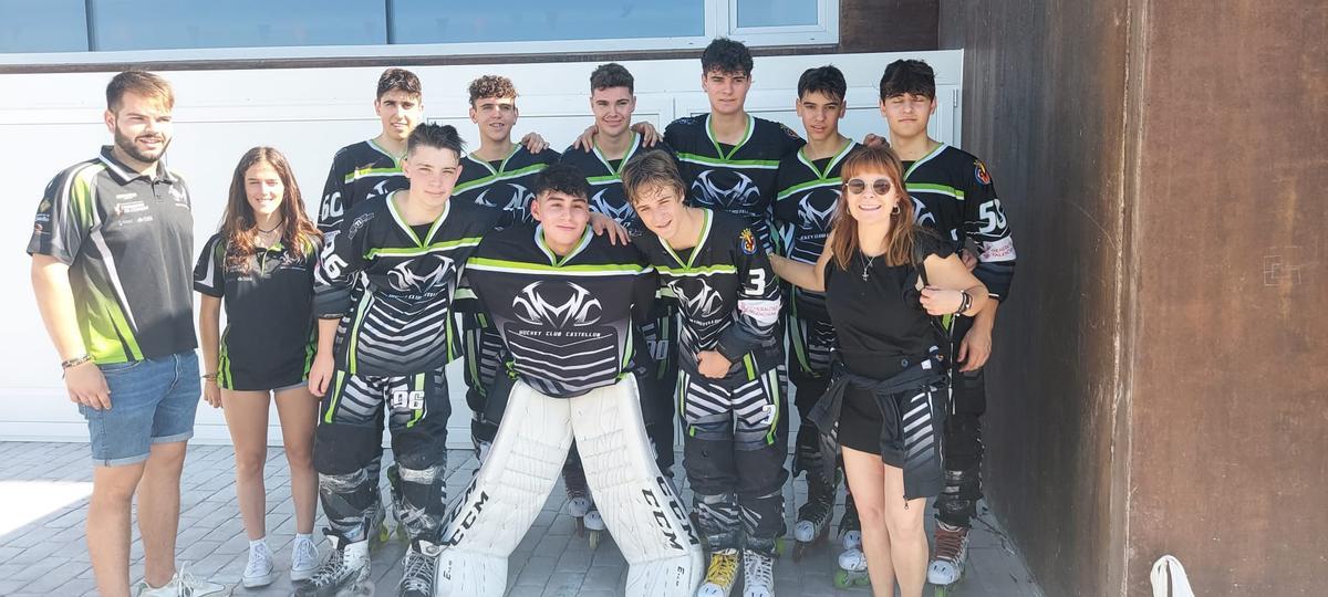 Plantilla del HC Castellón juvenil que disputó el Campeonato de España de hockey línea en Aranda de Duero.