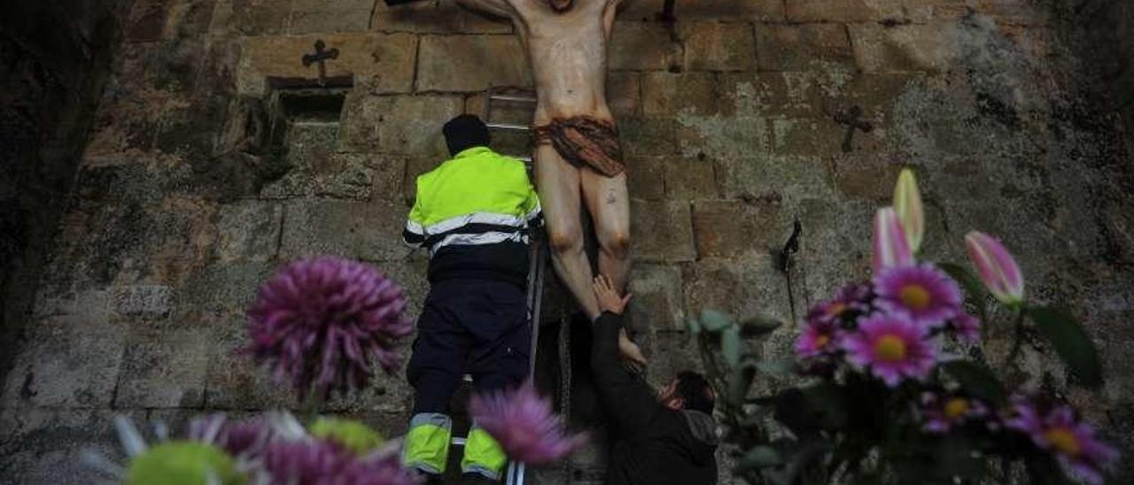 Retirada del Cristo de Leiro de las ruinas de Santa Mariña, en Cambados. // Iñaki Abella
