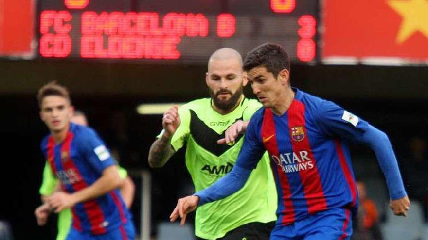 Una jugada del Barcelona B-Eldense con 3-0 en el marcador.