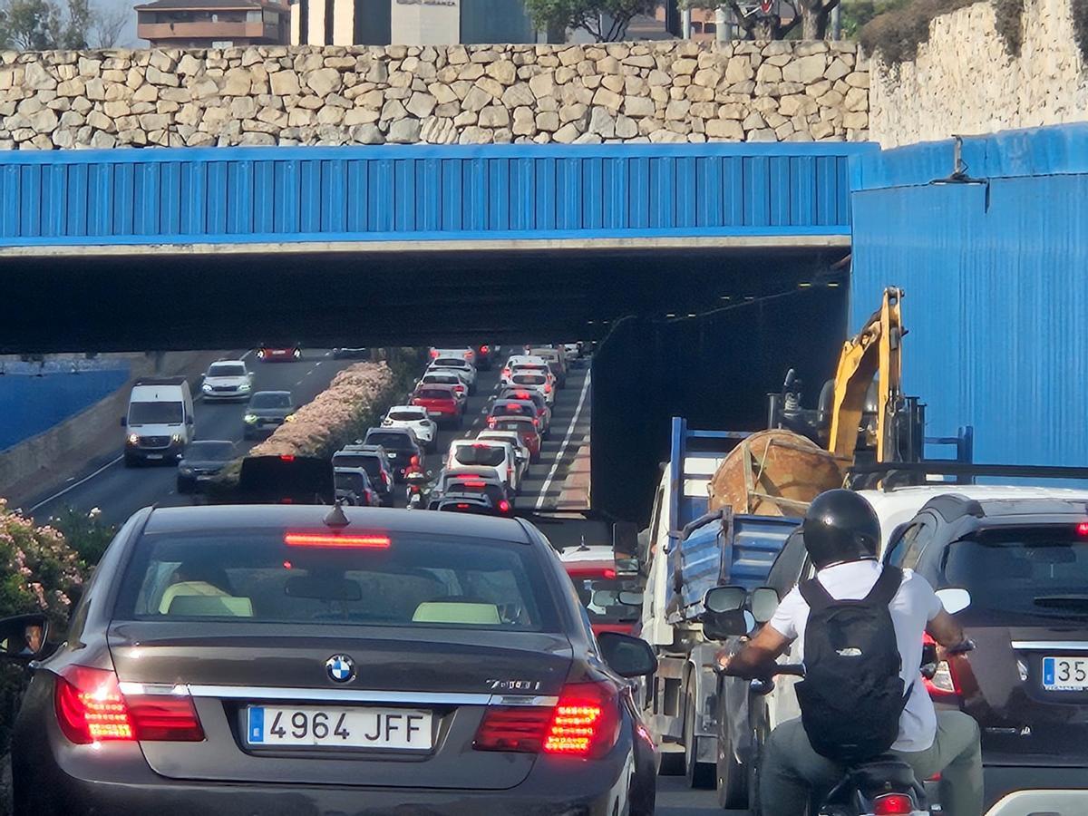 Retenciones por el accidente en la avenida de Dénia.