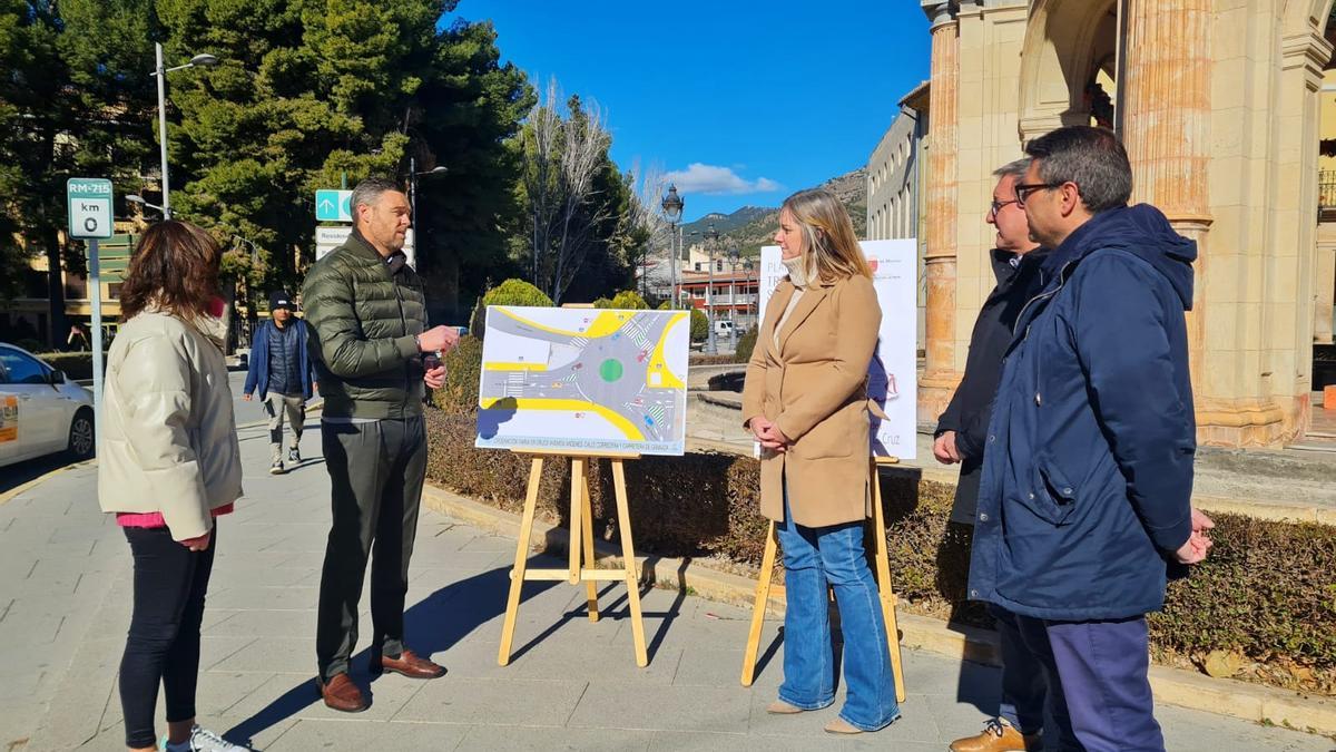 El alcalde de Caravaca, José Francisco García y la directora general de Carreteras, María Casajús, durante la presentación de los trabajos