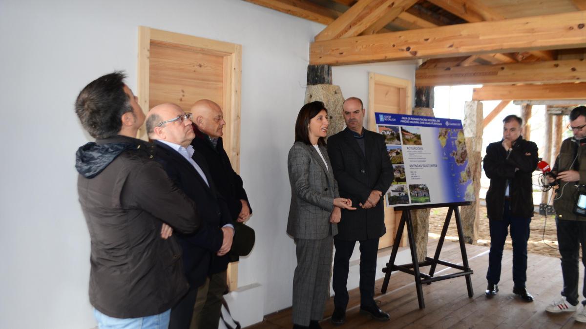 La conselleira de Medio Ambiente, Ángeles Vázquez, y el alcalde de Bueu, Félix Juncal, en la presentación del ARI del Parque Nacional Illas Atlánticas.