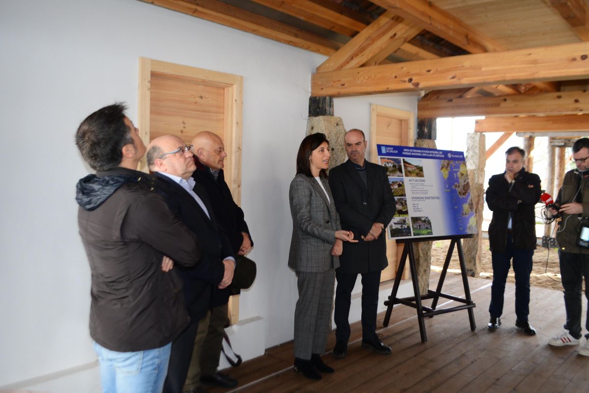 La conselleira de Medio Ambiente, Ángeles Vázquez, y el alcalde de Bueu, Félix Juncal, en la presentación del ARI del Parque Nacional Illas Atlánticas.