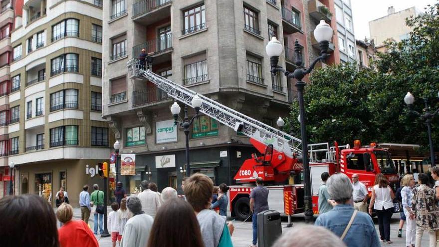 Revisión de cornisas en la calle Corrida