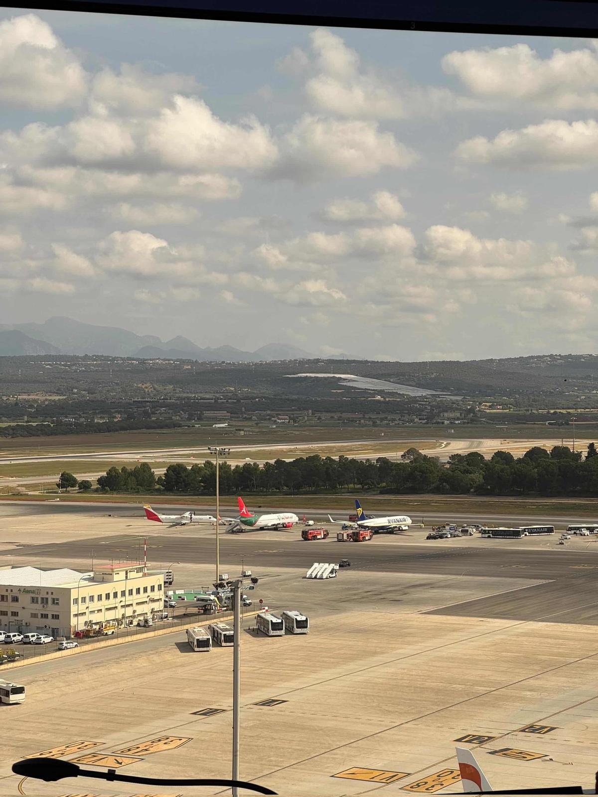 Efectivos de emergencias, junto al avión de Rynair que ha declarado la emergencia esta mañana en Son Sant Joan.
