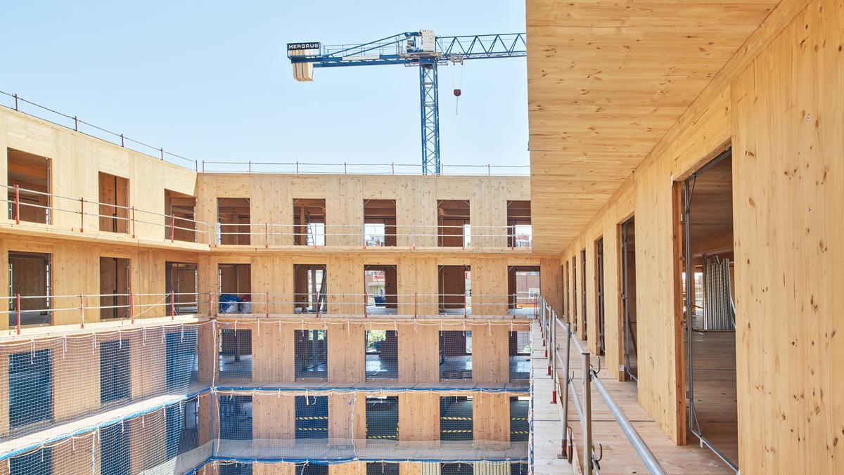 Obras de construcción de un edificio de viviendas de protección oficial en Cornellà.