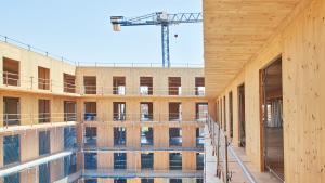 Obras de construcción de un edificio de viviendas de protección oficial en Cornellà.