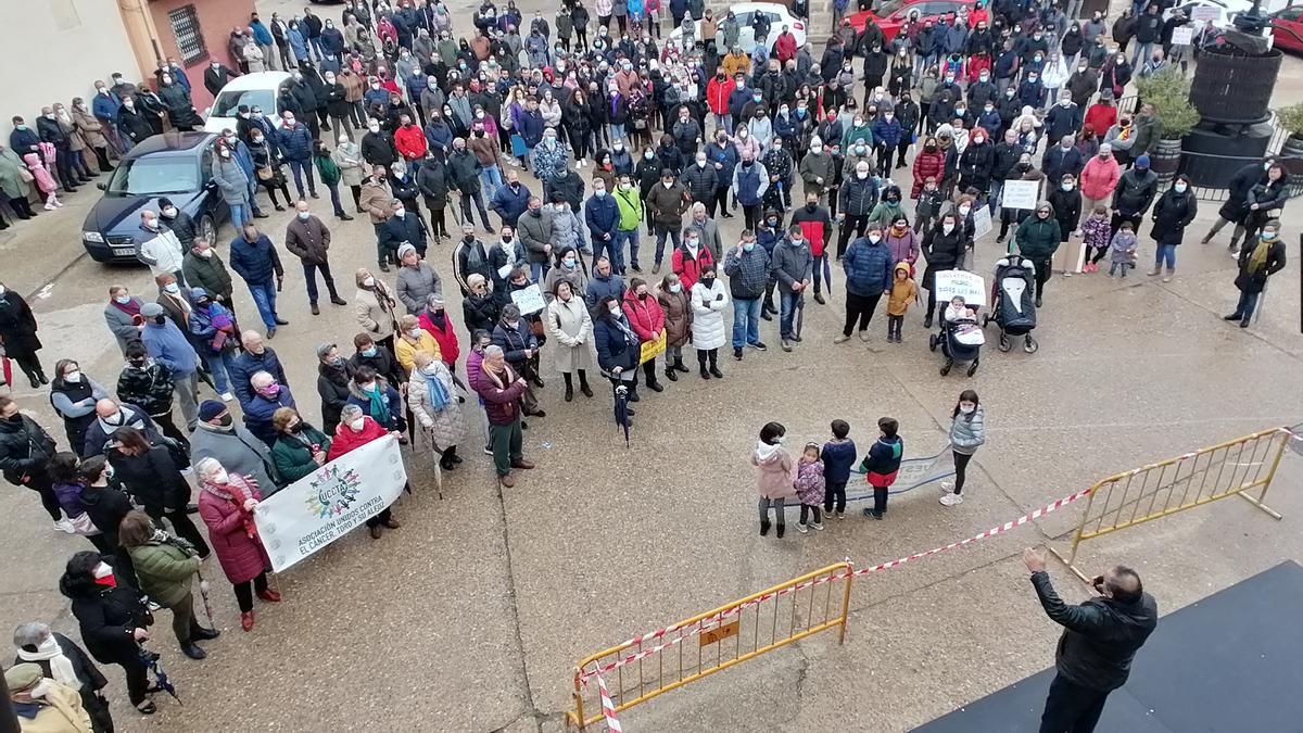 Participantes en la concentración escuchan al alcalde, Luis Segovia, en la Plaza Mayor