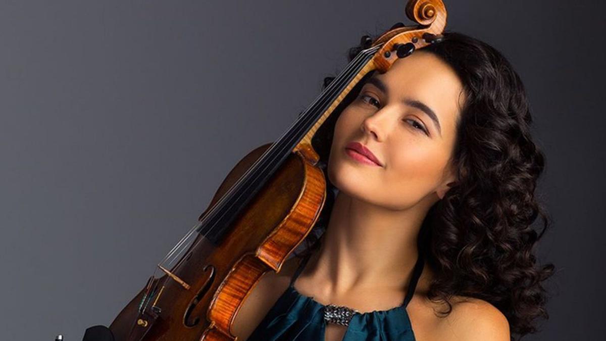 La Sinfónica recibe esta tarde a la violinista rusa Alena Baeva.