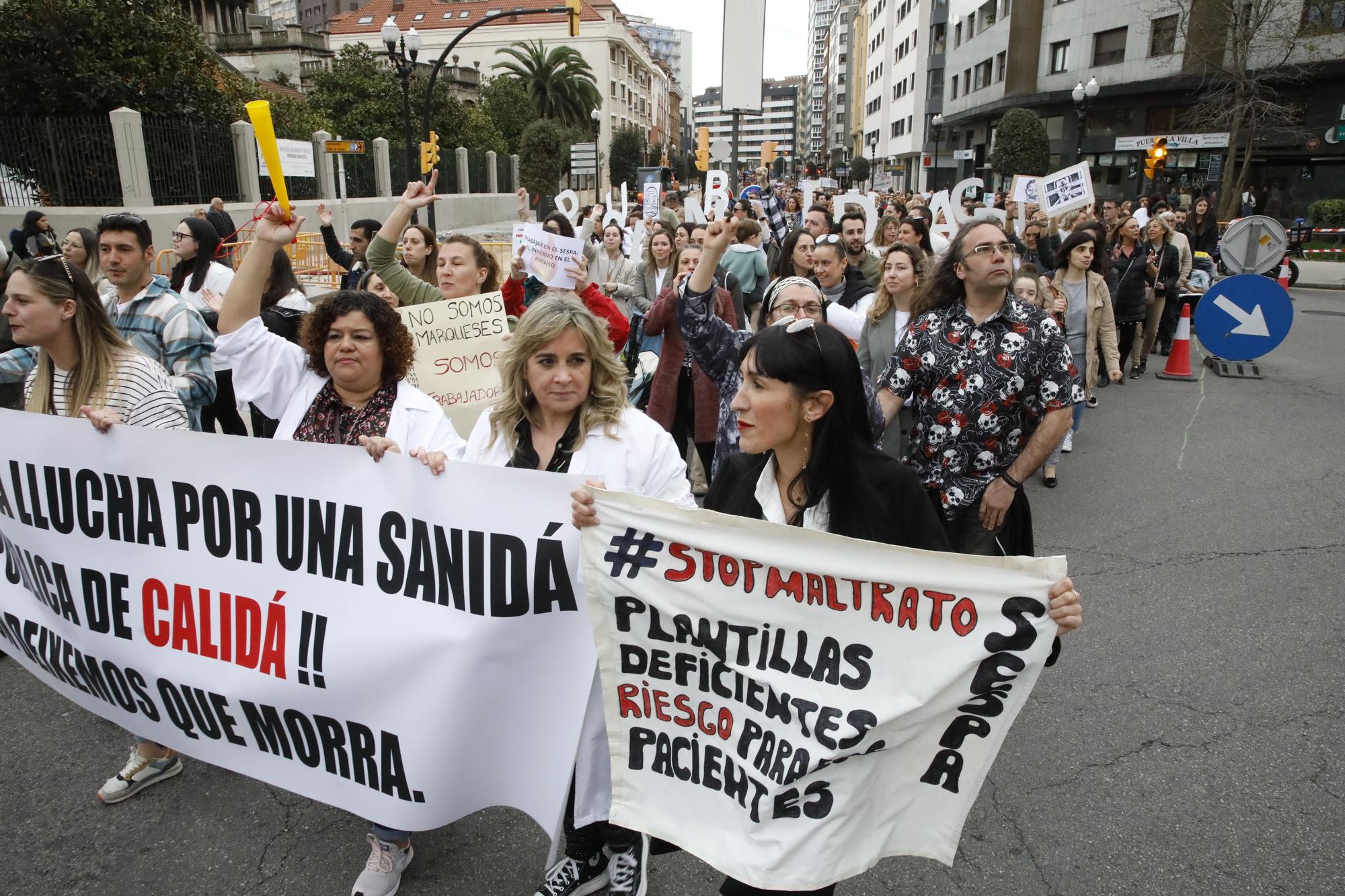 En imágenes: Los sanitarios se manifiestan en Gijón al grito de "no queremos más dinero, queremos mejores condiciones laborales"