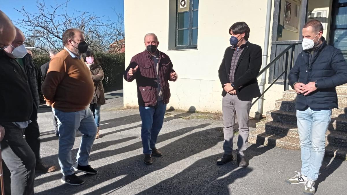 Ángel García (primero por la derecha), junto a Borja Sánchez, atendiendo a las palabras de Luis Blanco, junto a otros vecinos de Pañeda Nueva. | Andrés Illescas