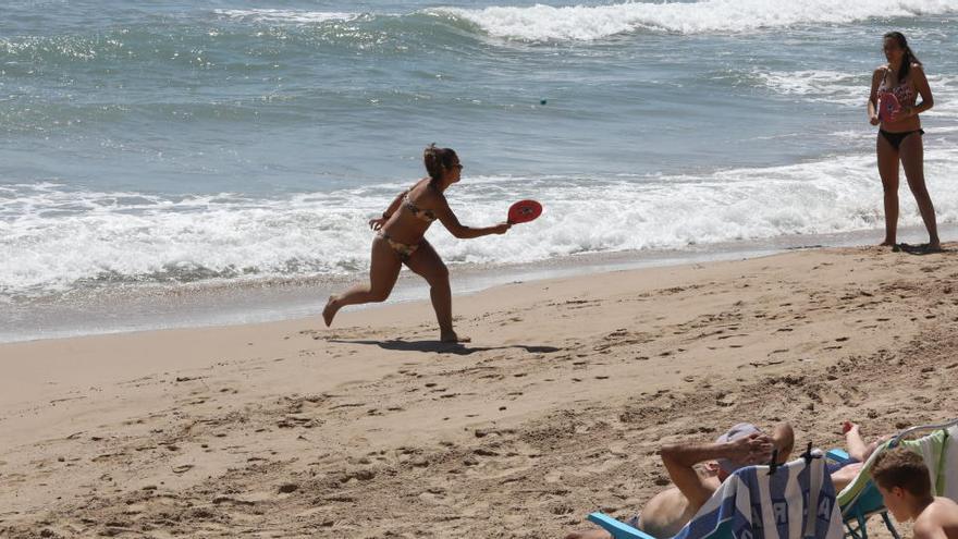 Elche declara libre de humo la Playa del Carabassí