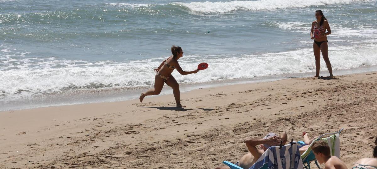 Elche declara libre de humo la Playa del Carabassí