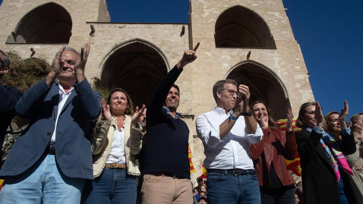 González Pons, Mazón, Feijóo y Catalá, en un acto en Valencia contra la amnistía, en 2023.