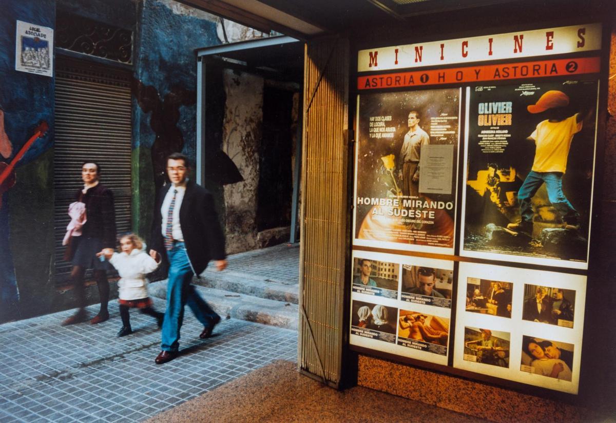 La calle Cisneros del Casco Antiguo, vista desde la entrada del Astoria en 1994.