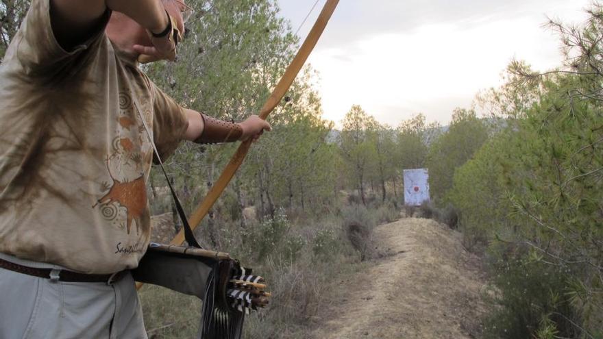 Armas prehistóricas para promocionar La Bastida