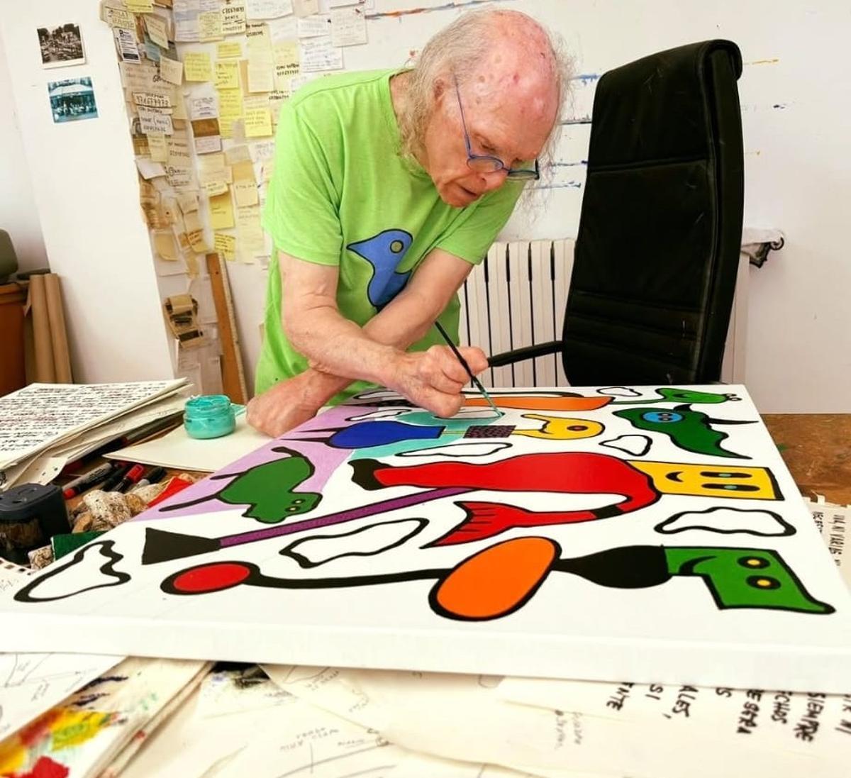 El artista Gustavo en plena creación artística.