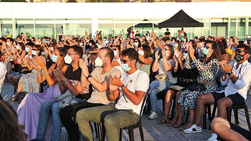 El público, que volvió a llenar el recinto, aplaude al final de una canción.