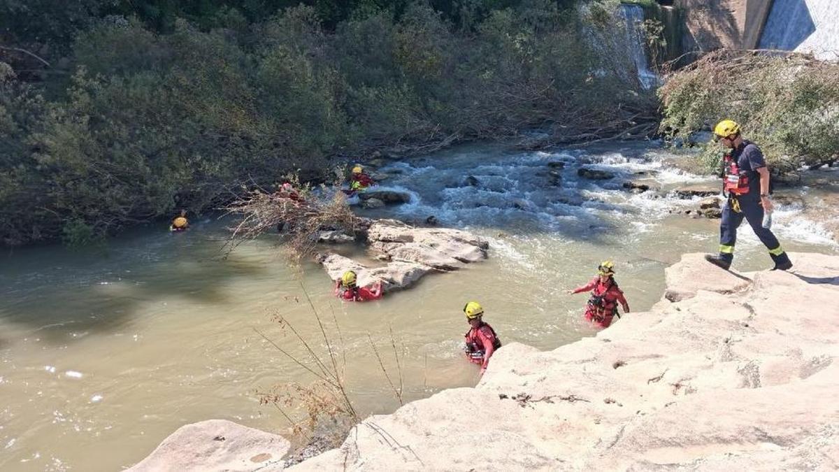 Els Bombers fent la recerca del cos del jove, dissabte passat