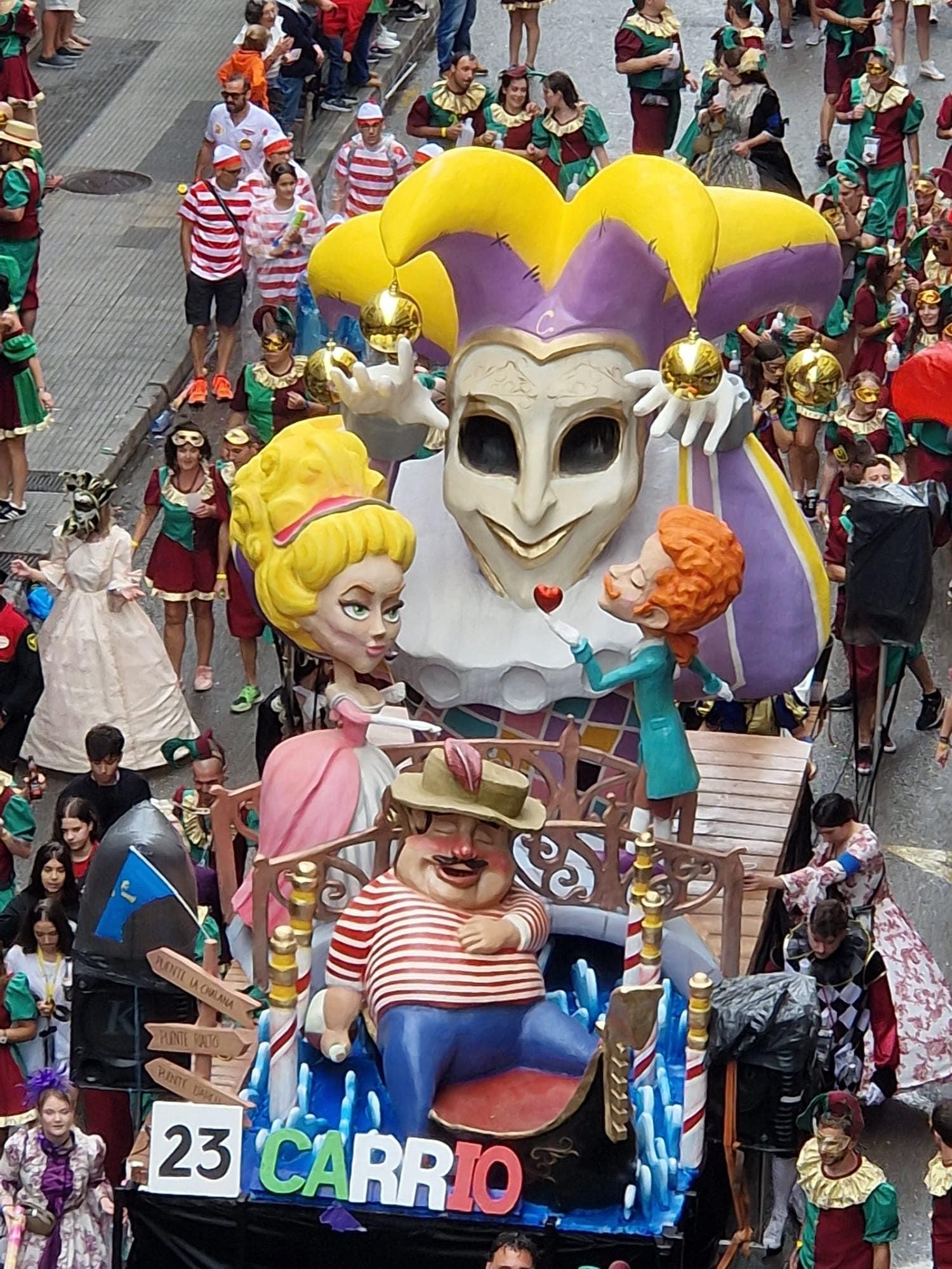 Así está siendo el Descenso Folklórico del Nalón, con 7.000 navegantes