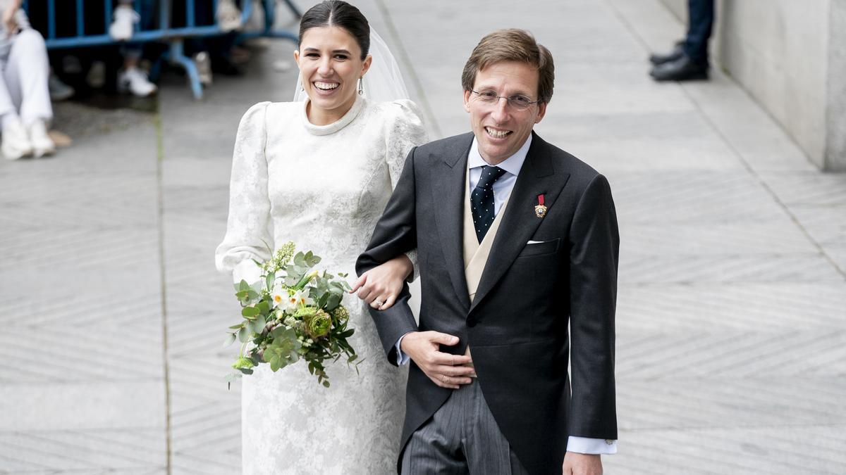 El alcalde de Madrid, José Luis Martínez-Almeida, y la sobrina segunda del Rey Felipe VI, Teresa Urquijo, salen de su boda en la parroquia San Francisco de Borja, a 6 de abril de 2024, en Madrid (España).