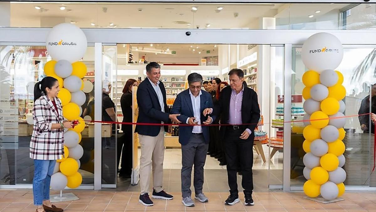 Anup Aswani (I), Presidente y CEO del Grupo Ideal Joyeros, Dhiraj Chhabria (Centro), Presidente y CEO de Fund Grube, y Shyam Aswani (D), Fundador del Grupo Ideal Joyeros, durante la inauguración