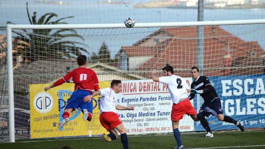 Una acción del partido del Domaio ante el Monterrey. // Gonzalo Núñez