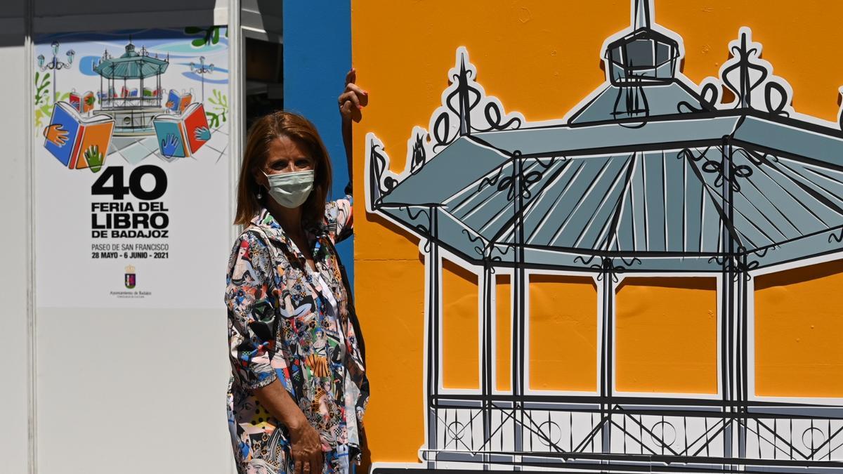 Paloma Morcillo, ayer, junto a la portada de la entrada a la Feria del Libro de Badajoz.