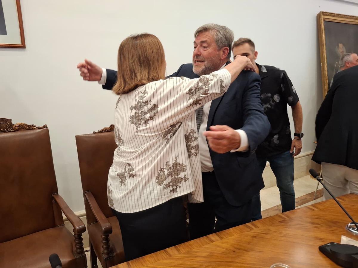 El nuevo alcalde, felicitado por la portavoz del PP, Pepa Font