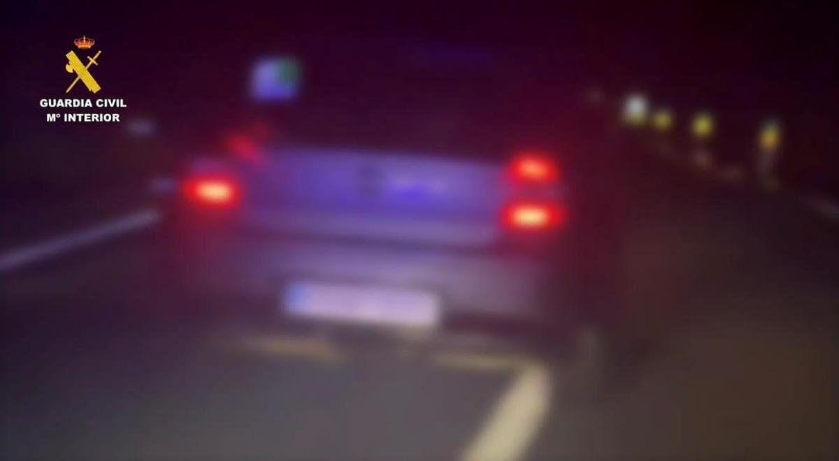 Vehículo interceptado por la Guardia Civil.