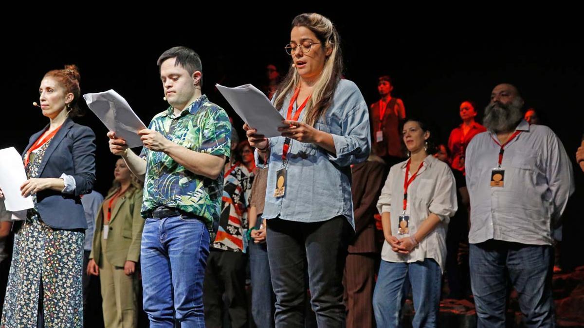 Los participantes del Congreso de Espectadores durante la lectura del Manifiesto de Barcelona sobre los espectadores de teatro.