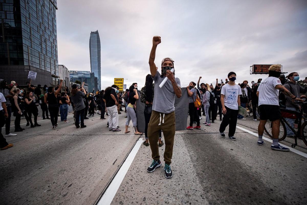 Un ciudadano alza el puño durante una manifestación convocada tras la muerte del afroamericano George Floyd 