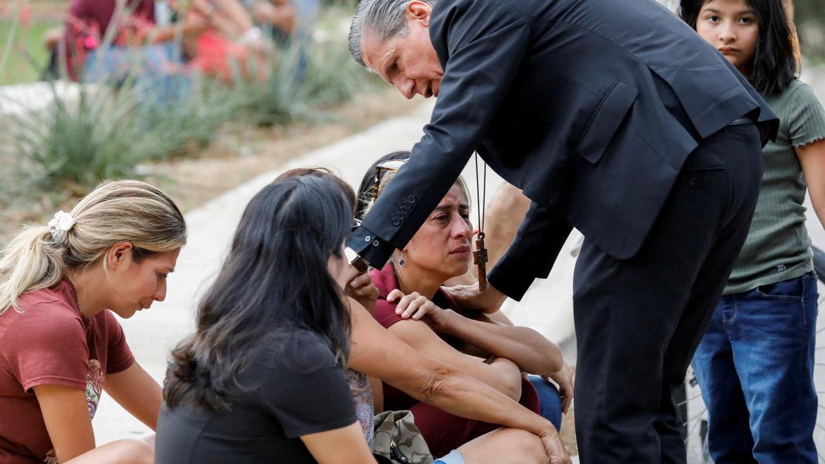 Un grup de persones a l&#039;exterior de l&#039;escola on hi ha hagut el tiroteig a Texas