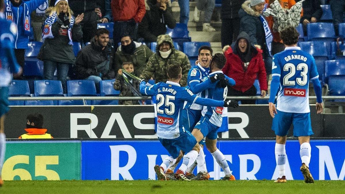 Gerard es felicitado por Sergio García y Darder tras el gol.