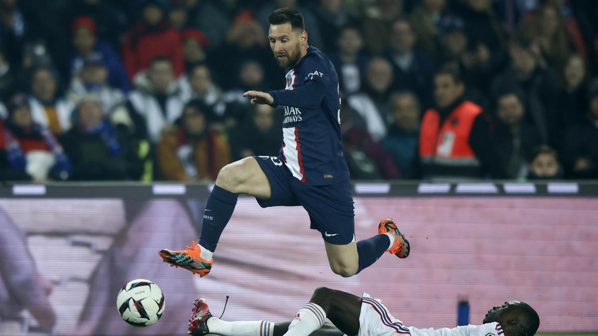 Lionel MessI, en una acción de PSG - Olympique de Lyon.