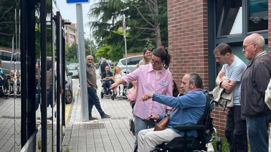 Una monitora y un usuario, ayer, en la entrada del CAI de Viesques, comentando los pormenores de la actividad. | LNE